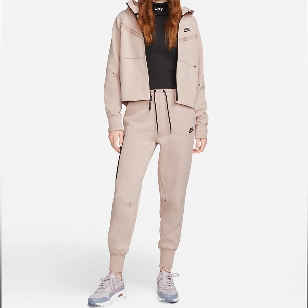 pink nike tech (JOGGERS AND JACKET)
